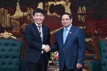 El primer ministro de Vietnam, Pham Minh Chinh (derecha), recibe al gobernador de la prefectura japonesa de Gunma, Yamamoto Ichita.