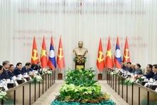 El secretario general del Partido Comunista de Vietnam, To Lam, y el secretario general del Partido Popular Revolucionario y presidente de Laos, Thongloun Sisoulith, copresiden el Encuentro de Alto Nivel entre los dos Partidos. (Foto: VNA)