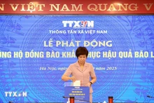 La directora general de la VNA, Vu Viet Trang, ofrece una donación para apoyar a las personas afectadas a superar las consecuencias de las tormentas e inundaciones. (Foto: VNA) 