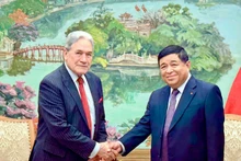 El viceprimer ministro Nguyen Chi Dung (derecha) recibe al ministro de Asuntos Exteriores de Nueva Zelanda, Winston Peters. (Foto: VGP)
