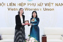 Nguyen Thi Tuyen, vicepresidenta del Comité Central del Frente de la Patria y presidenta de la Unión de Mujeres de Vietnam, entrega un obsequio a Ramla Khalidi, representante residente del Programa de las Naciones Unidas para el Desarrollo en Vietnam. (Foto: VNA)