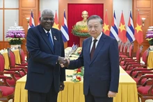 El secretario general del Partido Comunista de Vietnam, To Lam (derecha), y el presidente de la Asamblea Nacional del Poder Popular y del Consejo de Estado de Cuba, Esteban Lazo Hernández.