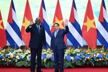El primer ministro de Vietnam, Pham Minh Chinh, y el presidente de la Asamblea Nacional del Poder Popular y del Consejo de Estado de Cuba, Esteban Lazo Hernández, saludan a los medios. (Foto: Nhan Dan)