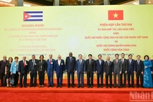 El presidente de la Asamblea Nacional de Vietnam, Tran Thanh Man, y el presidente de la Asamblea Nacional del Poder Popular y del Consejo de Estado de Cuba, Esteban Lazo Hernández, posan junto con los delegados a la reunión.