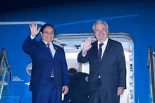 El primer ministro de Vietnam, Pham Minh Chinh, y el secretario general de la ONU, Antonio Guterres, parten de Hanói rumbo a Malasia para participar en la 47ª Cumbre de la Asean y las citas relacionadas. (Foto: VNA)