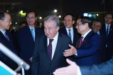 El primer ministro de Vietnam, Pham Minh Chinh, y el secretario general de la ONU, Antonio Guterres, parten de Hanói rumbo a Malasia para participar en la 47ª Cumbre de la Asean y las citas relacionadas. (Foto: VNA)
