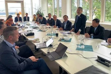 Vista de una reunión entre el presidente del Consejo Popular de Da Nang, Nguyen Duc Dung, y socios en la ciudad alemana de Chemnitz. (Foto: Nhan Dan)
