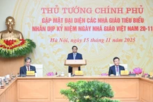 El primer ministro de Vietnam, Pham Minh Chinh, habla en la reunión con representantes de directivos, docentes y trabajdores del sector educativo de todo el país. (Foto: Nhan Dan)