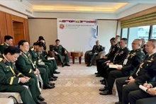 El teniente general Nguyen Van Nghia, subjefe del Estado Mayor General del Ejército Popular de Vietnam, se reúne con representantes de Tailandia en el marco de la ACAMM-26. (Foto: VNA)