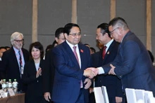 El primer ministro Pham Minh Chinh y delegados al Foro Empresarial de Vietnam 2025.