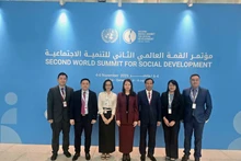 La viceministra de Relaciones Exteriores Nguyen Minh Hang (centro) encabeza la delegación vietnamita. (Foto: VNA)