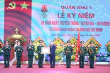 El secretario general del Partido Comunista de Vietnam, To Lam, entrega la Orden Ho Chi Minh a las Fuerzas Armadas de la Región Militar 1.
