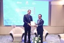 El presidente del Comité Popular de Ciudad Ho Chi Minh, Nguyen Van Duoc, se reúne con Stephan Mergenthaler, director ejecutivo del Foro Económico Mundial. (Foto: VNA)