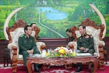 El ministro de Defensa Nacional de Laos, teniente general Khamlieng Outhakaysone (derecha), y el comandante de la Guardia Fronteriza de Vietnam, general de división Le Duc Thai, se reúnen el 10 de octubre. (Foto: VNA)