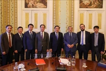 Phan Dinh Trac (cuarto a la derecha), miembro del Buró Político y del Secretariado del Comité Central (CC) del Partido Comunista de Vietnam y jefe de la Comisión de Asuntos Interiores del CC, en la reunión con el viceprocurador general de la República, Paulo Jorge Vieira Morgado de Carvalho. (Foto: VNA)