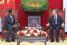 El secretario general del Partido Comunista de Vietnam, To Lam, recibe a Sandeep Bharathi, presidente del grupo tecnológico Marvell de Estados Unidos. (Foto: VNA)