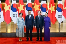 El presidente de la Asamblea Nacional de Vietnam, Tran Thanh Man, y su cónyuge, Nguyen Thi Thanh Nga, posan junto al titular de la Asamblea Nacional de Corea del Sur, Woo Won Shik, y su cónyuge, Shin Kyunghye.