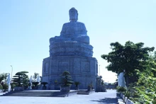 [Foto] Visita a la pagoda con la mayor estatua del Buda Amitābha de piedra verde en Vietnam