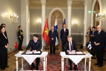 El secretario general del Partido Comunista de Vietnam, To Lam, y el presidente de Finlandia, Alexander Stubb, presencian la ceremonia de firma de documentos de cooperación. (Foto: VNA)