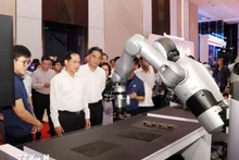 El viceprimer ministro de Vietnam Bui Thanh Son inspecciona los preparativos para el Foro Económico de Otoño 2025. (Foto: VNA)