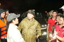 El viceprimer ministro vietnamita Tran Hong Ha visita a residentes en la calle de Chi Lang en la ciudad de Hue, que se encuentra inundada. (Foto: VNA)