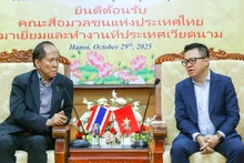 Le Quoc Minh, miembro del Comité Central del Partido Comunista de Vietnam, presidente-editor del periódico Nhan Dan (Pueblo), subjefe de la Comisión de Propaganda y Movilización de Masas del Comité Central del Partido, y presidente de la APV, en reunión con Nakorn Veerapravati, presidente de la Unión Nacional de Periodistas de Tailandia. (Foto: Son Hai)