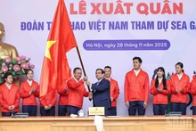 El primer ministro de Vietnam, Pham Minh Chinh, entrega la bandera nacional a la delegación que representará al país en los SEA Games 33.