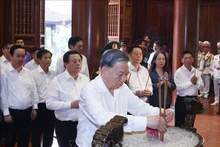 El secretario general del Partido Comunista de Vietnam, To Lam, rinde homenaje al Presidente Ho Chi Minh. (Foto: VNA)