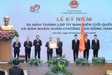 El primer ministro de Vietnam, Pham Minh Chinh, entrega la Orden del Trabajo de primera clase al Comité Nacional de Fronteras. (Foto: Nhan Dan)