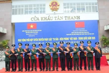 La Guardia Fronteriza de Vietnam y China colaboran en la divulgación legal del programa “Migración - Guardia Fronteriza” Vietnam - China del año 2025. (Foto: VNA)