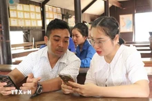 Los equipos comunitarios de tecnología digital están a la vanguardia de la alfabetización digital para la población, como contribución a que la tecnología digital llegue a todos los habitantes de las aldeas. (Foto: VNA)