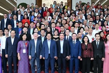 El primer ministro de Vietnam, Pham Minh Chinh, posa junto con los delegados.