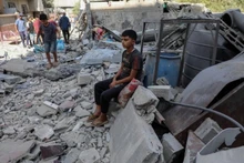 Un niño palestino entre los escombros tras un ataque aéreo israelí en la zona de Al-Zawaida, en el centro de la Franja de Gaza, el 25 de septiembre de 2025. (Foto: Xinhua)