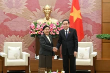 El presidente de la Asamblea Nacional de Vietnam, Tran Thanh Man, recibe a la titular del Tribunal Popular Supremo de Laos, Viengthong Siphandon. (Foto: Nhan Dan)