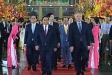 El primer ministro de Vietnam, Pham Minh Chinh, y delegados llegan al evento.