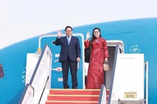 El primer ministro de Vietnam, Pham Minh Chinh, y su cónyuge llegan a Kuwait para iniciar una visita oficial. (Foto: VNA) 
