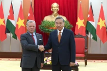 El secretario general del PCV, To Lam, y el rey de Jordania, Abdalá II Ibn Al Hussein.