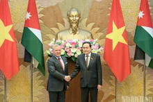 El presidente de la Asamblea Nacional de Vietnam, Tran Thanh Man, y el rey jordano, Abdalá II Ibn Al Hussein.