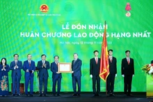 [Foto] Líder partidista asiste a la ceremonia por 80º aniversario del sector agrícola y medioambiental