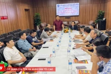 El abogado Do Ngoc Thinh, presidente de la Federación de Abogados de Vietnam, y el redactor en jefe de la Revista del Abogado de Vietnam, Dang Ngoc Luyen, ofrecen una rueda de prensa.