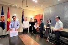 El embajador Pham Hung Tam, los cónsules generales Nguyen Thanh Tung y Nguyen Thanh Ha, junto con trabajadores de las misiones diplomáticas vietnamitas en Australia, recaudan fondos para los compatriotas afectados por el tifón y las inundaciones.