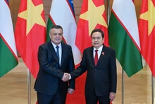 El presidente de la Asamblea Nacional de Vietnam, Tran Thanh Man (derecha), recibe al titular de la Cámara Legislativa del Oliy Majilis (Cámara baja) de Uzbekistán, Nuriddin Ismoilov (Foto: VNA)