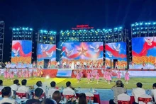 Celebran programa artístico en saludo a la implementación del gobierno local de dos niveles