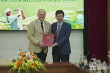 El viceministro de Cultura, Deportes y Turismo de Vietnam, Ho An Phong, entrega la Decisión de designación a Gregory John Norman.