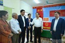 [Foto] Jefe del Legislativo inspecciona preparativos de las elecciones generales en Nghe An