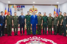 El embajador de Vietnam en Camboya, Nguyen Minh Vu, visita al Estado Mayor General de las Fuerzas Armadas Reales de Camboya con motivo del tradicional Año Nuevo Choul Chnam Thmey 2026. (Foto: Nhan Dan)