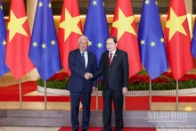 El presidente de la Asamblea Nacional de Vietnam, Tran Thanh Man (derecha), recibe al presidente del Consejo Europeo, António Costa. (Foto: Nhan Dan)