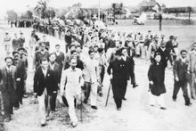 Ciudadanos de Hanói acogen con regocijo al Presidente Ho Chi Minh y a los candidatos propuestos para la elección de diputados de la Asamblea Nacional, el 5 de enero de 1946. (Foto: Museo Ho Chi Minh)