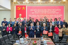 Directivos y empleados de Nhan Dan posan junto con representantes del Ministerio de Relaciones Exteriores de Vietnam y la delegación de reporteros internacionales. (Foto: Nhan Dan)