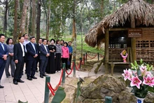 La delegación de Nhan Dan visita la comuna de Tan Trao y entrega regalos a pobladores necesitados en ocasión del 75º aniversario de la primera publicación del rotativo.
